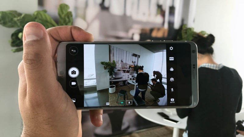 This is wide-angle focal length. It has a much larger field of view. (Image: Michael Nuñez/Gizmodo)